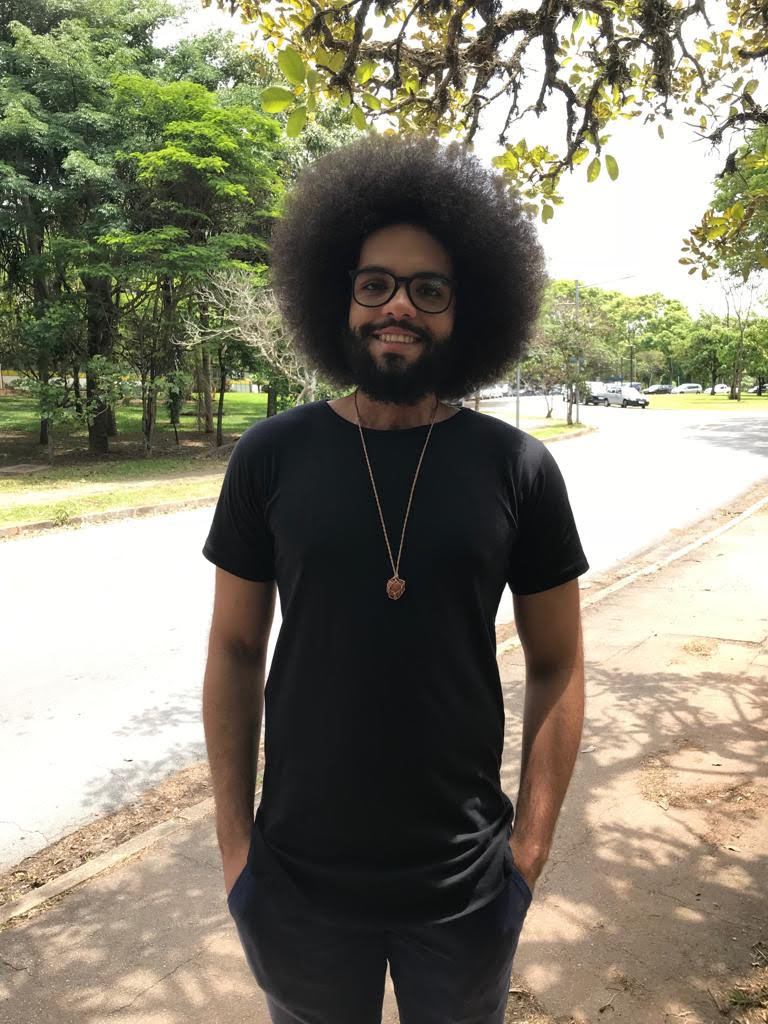 Retrato do pesquisador sorrindo com as mãos nos bolsos